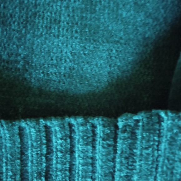 Green Cowl Neck Warm Sweater - Picture 6 of 12